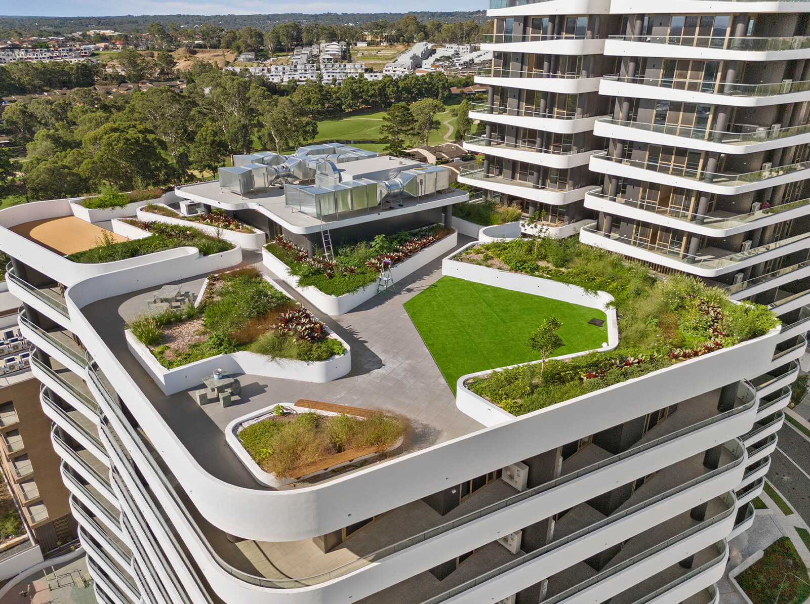 InfinityPark_AmenitiesAndDining_Pool_Mobile